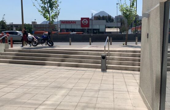 SE ARRIENDA Local Comercial Estoril