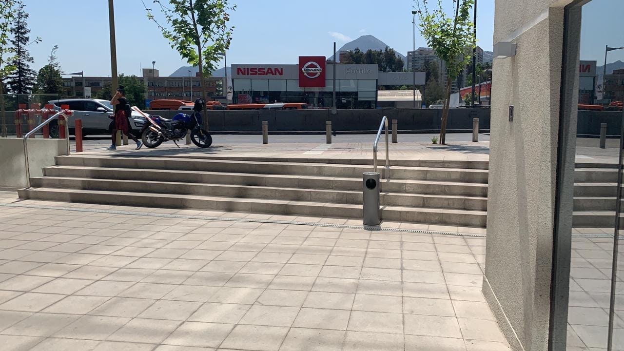 SE ARRIENDA Local Comercial Estoril