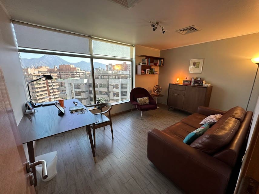 SE VENDE Oficina 2 Privados Metro Manquehue