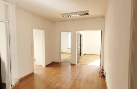 SE Arrienda Oficina de Amplios espacio Metro Moneda