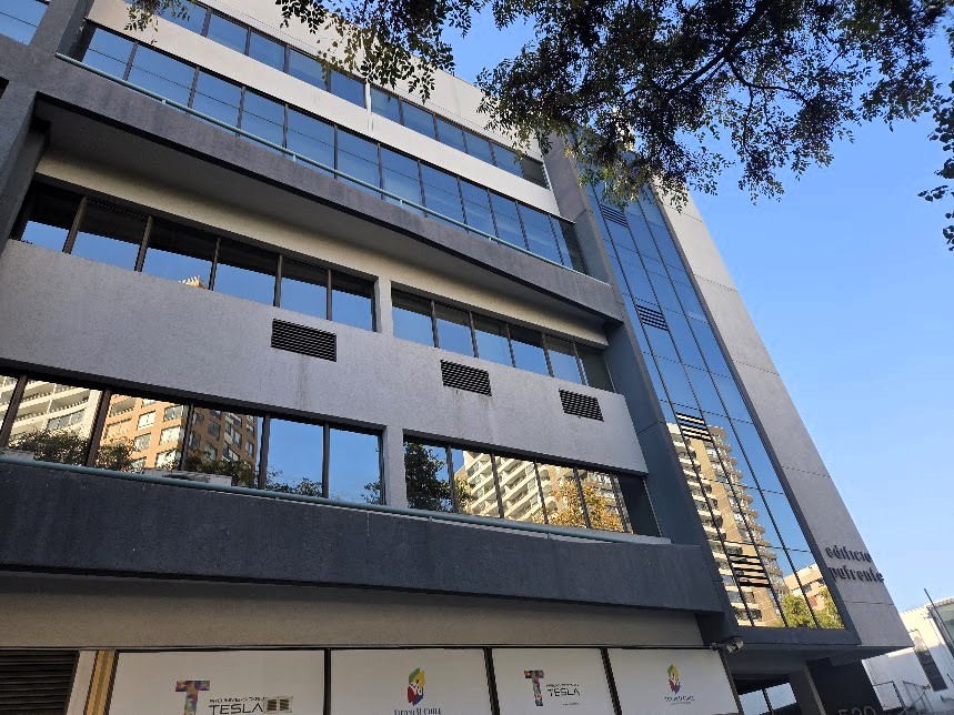 SE ARRIENDA Oficina 2 Privados Metro Manquehue